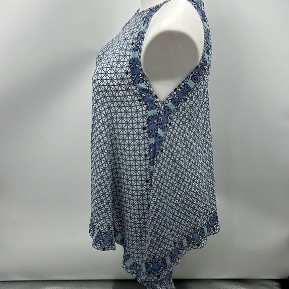 Max Studio large halter handkerchief cut top - Picture 3 of 4